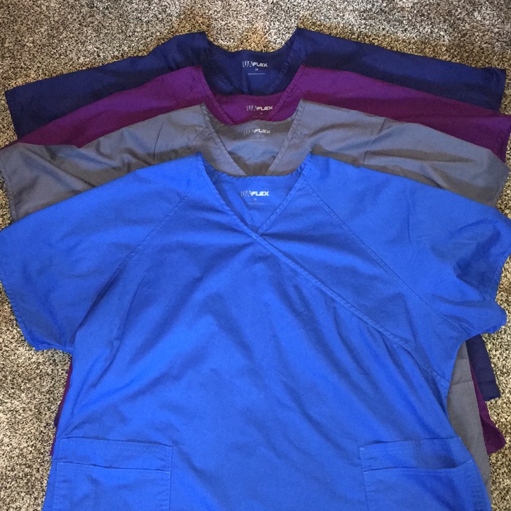UNIFORM ADVANTAGE FLEX SCRUB TOP